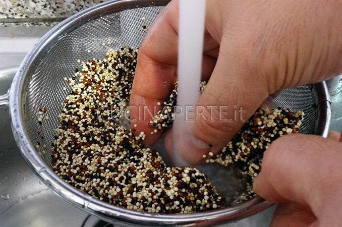 Sciacquare con acqua corrente la quinoa