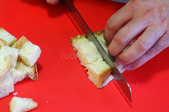 Tagliare il pane a cubetti