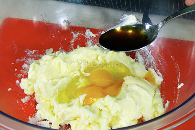 Aggiungere uova e estratto di vaniglia