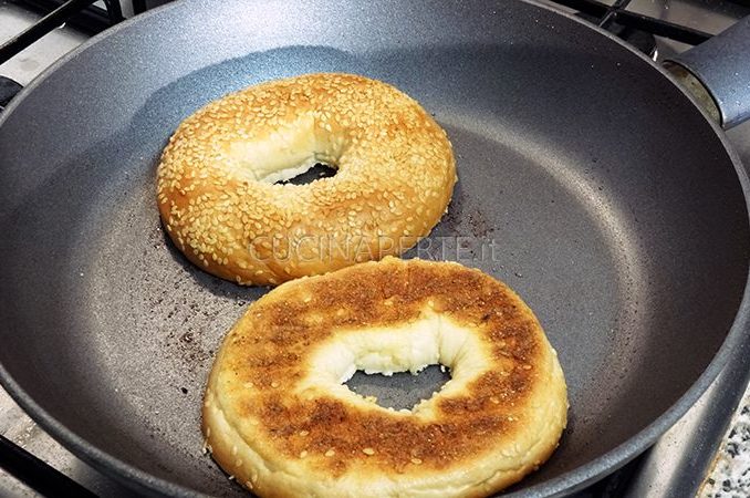 Passare il bagel in padella