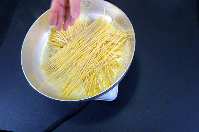 Mettere gli spaghetti in padella