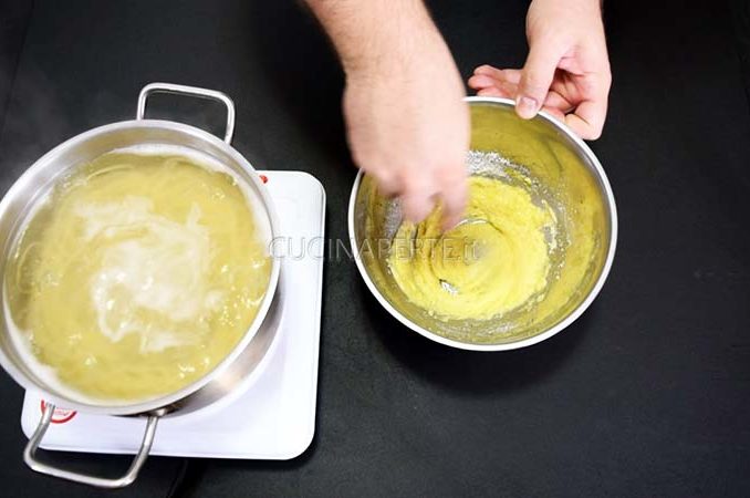 Preparare crema con uovo