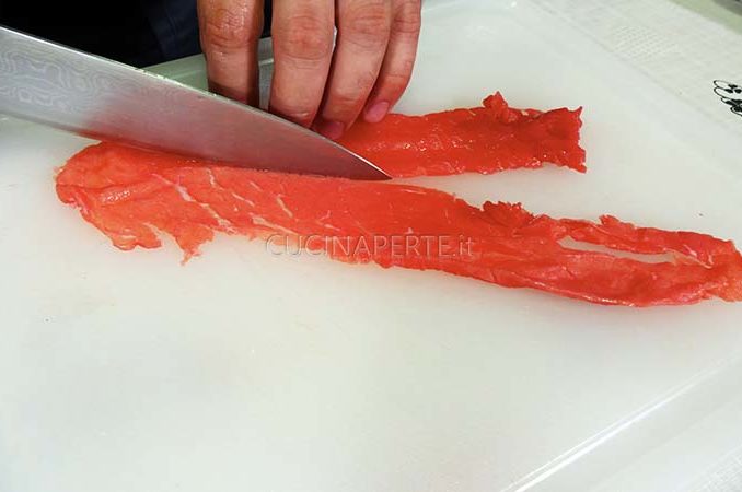 Tagliare delle strisce di carne