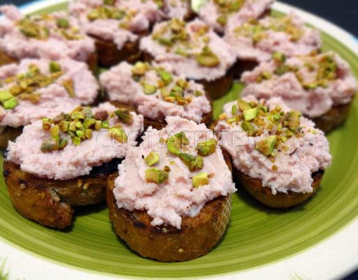 Crostini con mousse di mortadella