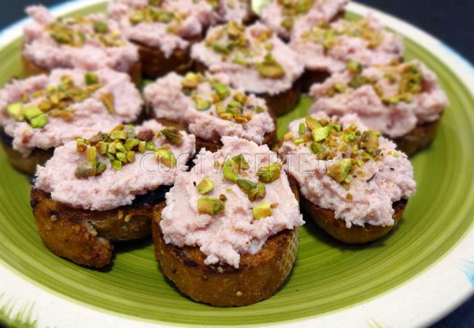 Crostini con mousse di mortadella