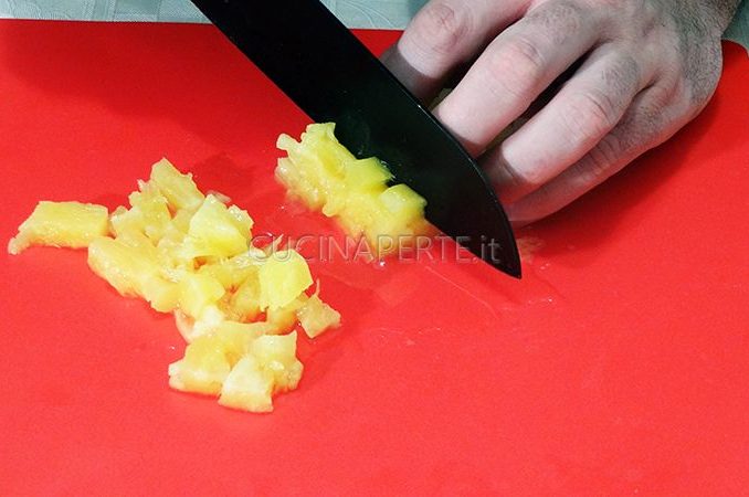 Tagliare l'ananas