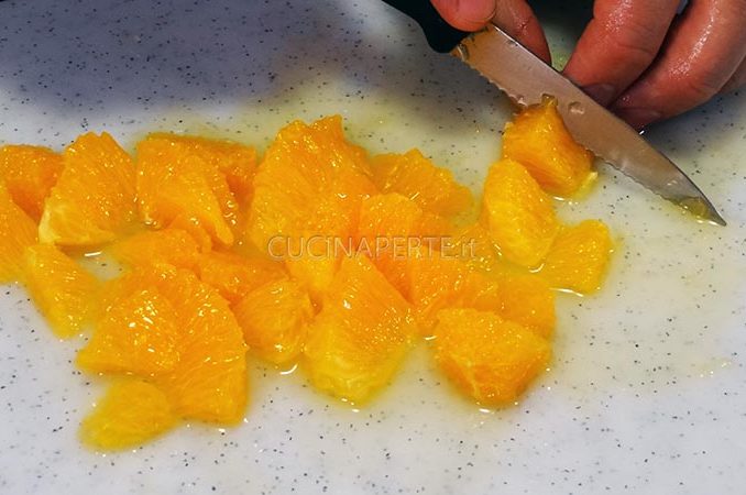 Tagliare a cubetti l'arancia