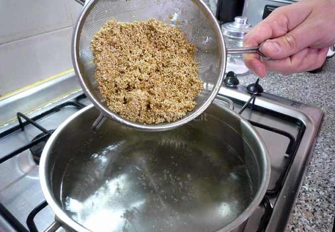 Versare la quinoa in pentola