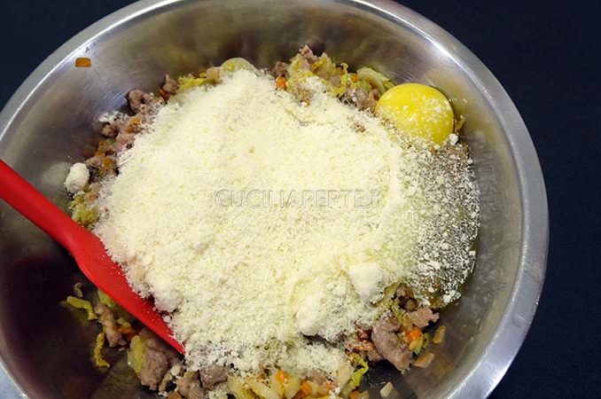 Mescolare ingredienti con formaggio