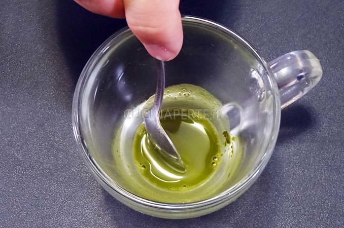 Mescolare il matcha con acqua calda