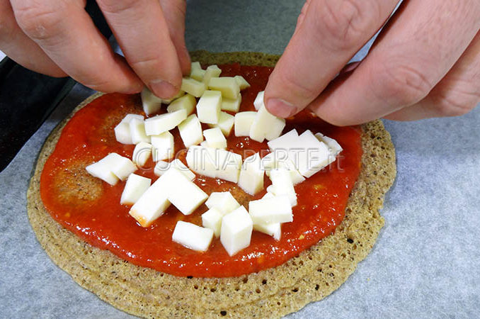 Condire con pomodoro e mozzarella