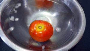 Raffreddare in acqua pomodori concassé