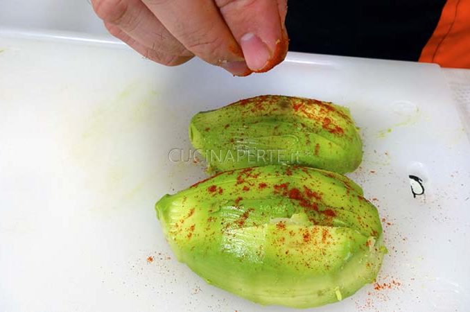 Spolverare l'avocado di paprica