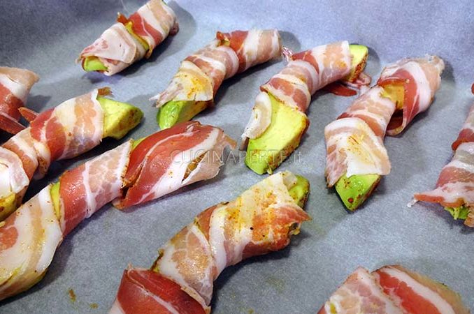 Avocado avvolto nel bacon