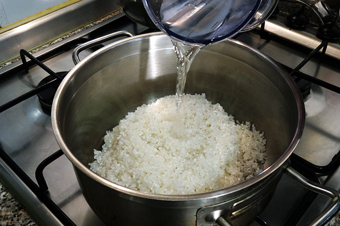 Aggiungere acqua nel riso