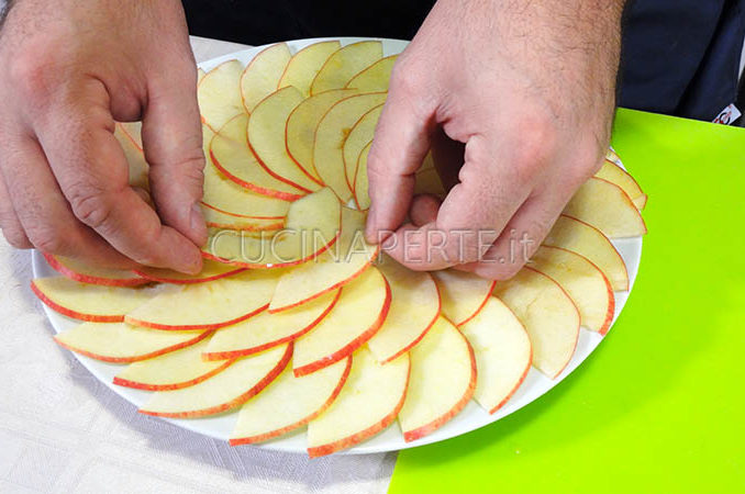 Disporre le mele su un piatto