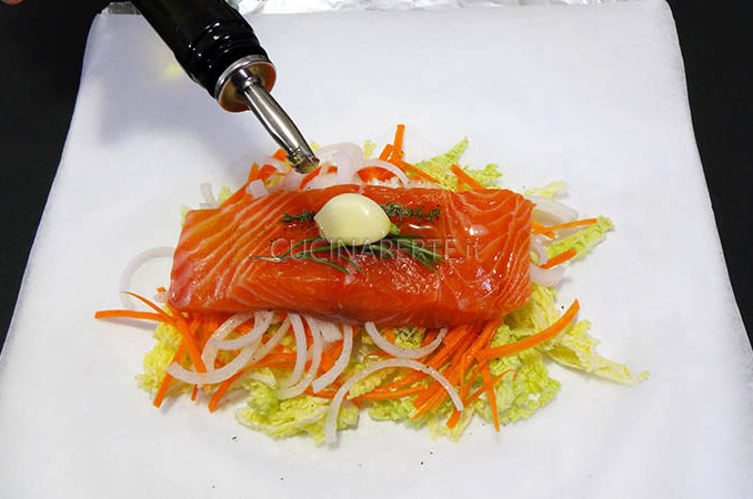 Salmone con erbe aromatiche e aglio