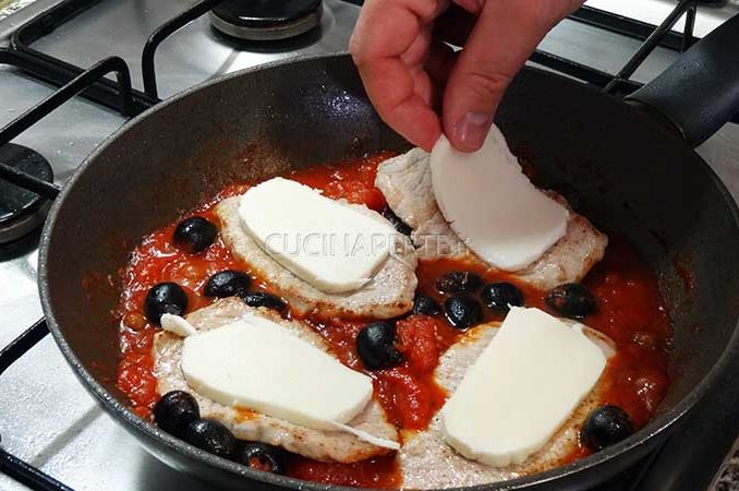 Adagiare mozzarella sulla carne