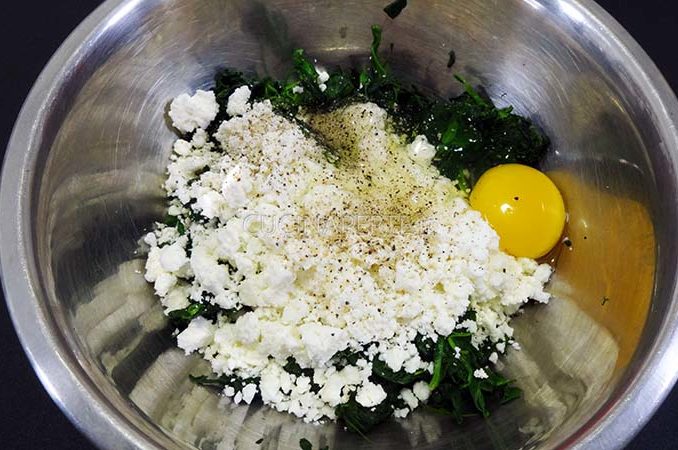 Mescolare spinaci formaggio e altri ingredienti