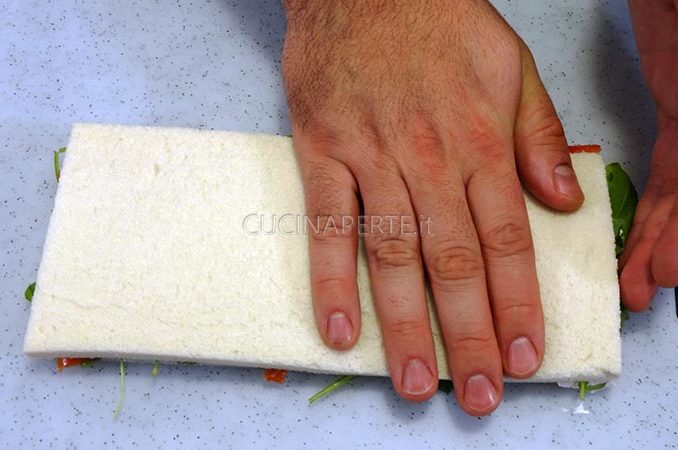 Chiudere con una fetta di pane per tramezzini