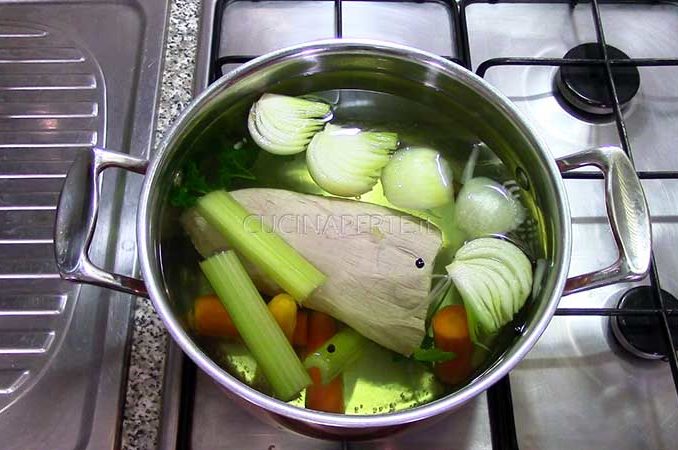 Carne di vitello cotta nel brodo