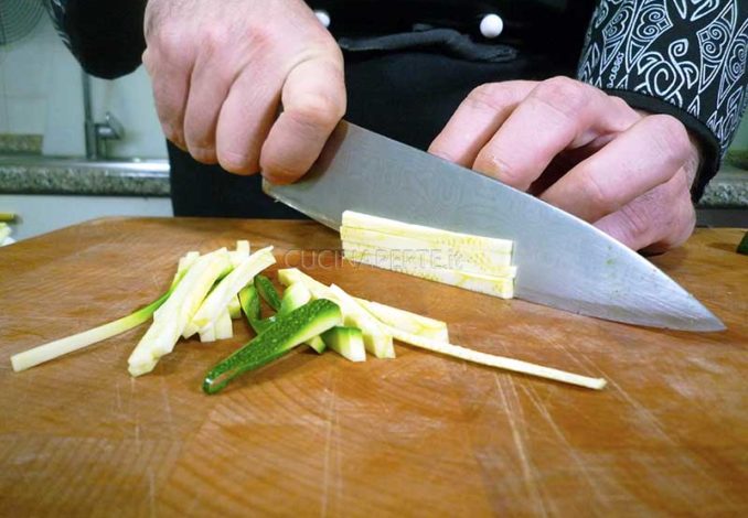 Tagliare le zucchine