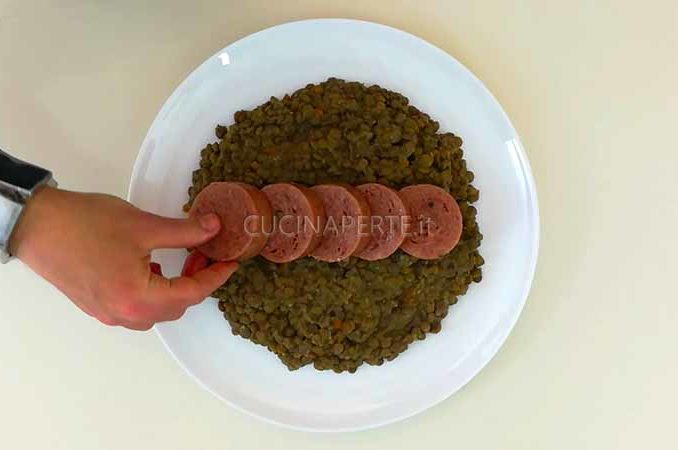 Cotechino con lenticchie impiattato