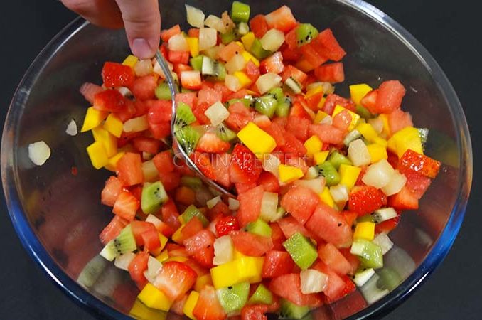 Mescolare la frutta tagliata