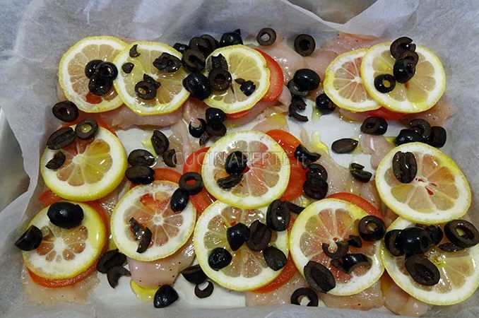 Pollo con pomodoro, limone e olive in teglia