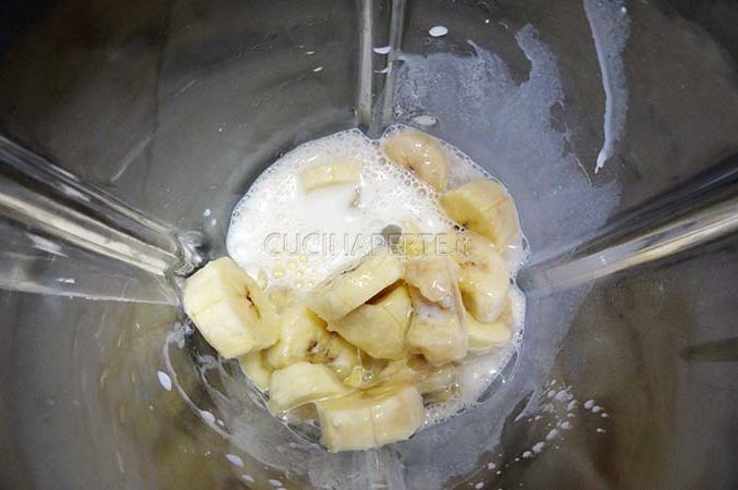 Banana e latte dentro blender