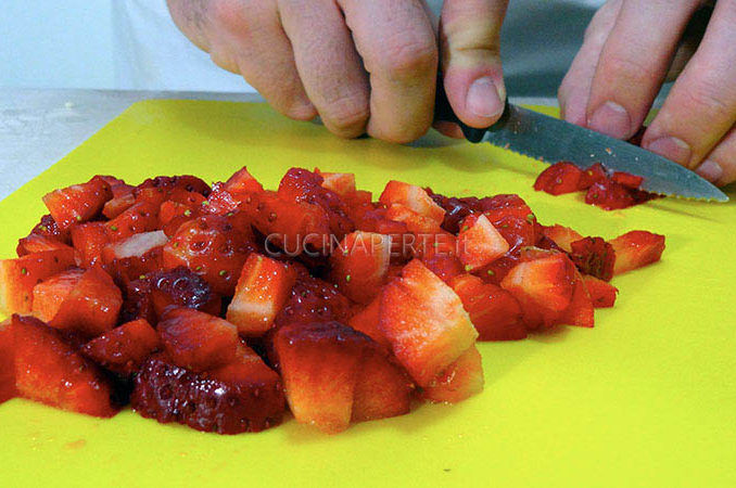 Tagliare le fragole a cubetti