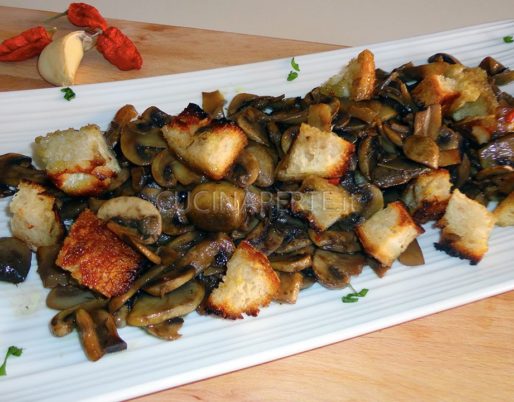 Funghi Champignon con Crostini