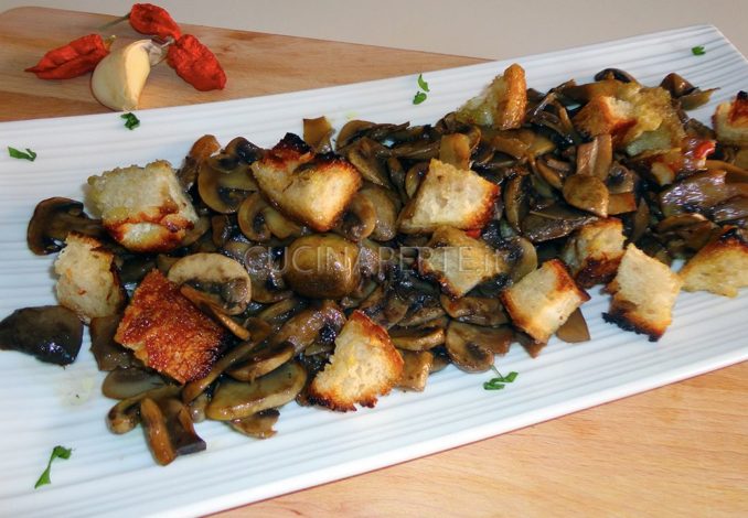 Funghi Champignon con Crostini