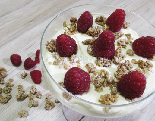 Crema al mascarpone con lamponi e muesli