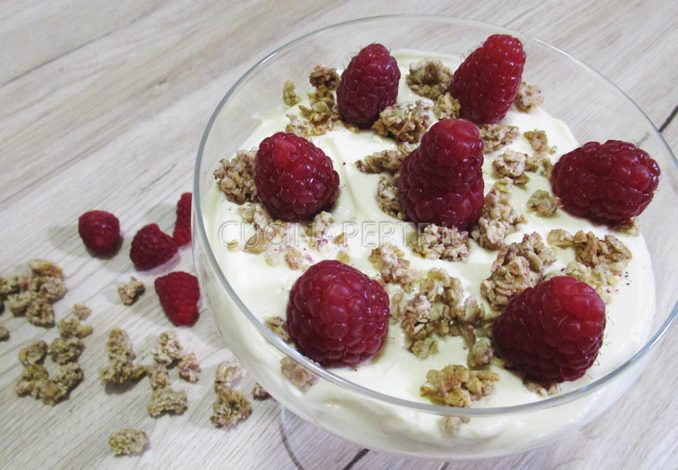 Crema al mascarpone con lamponi e muesli