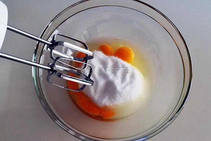 Montare uova e zucchero