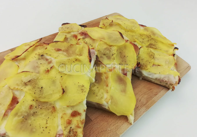 pizza con patate e prosciutto