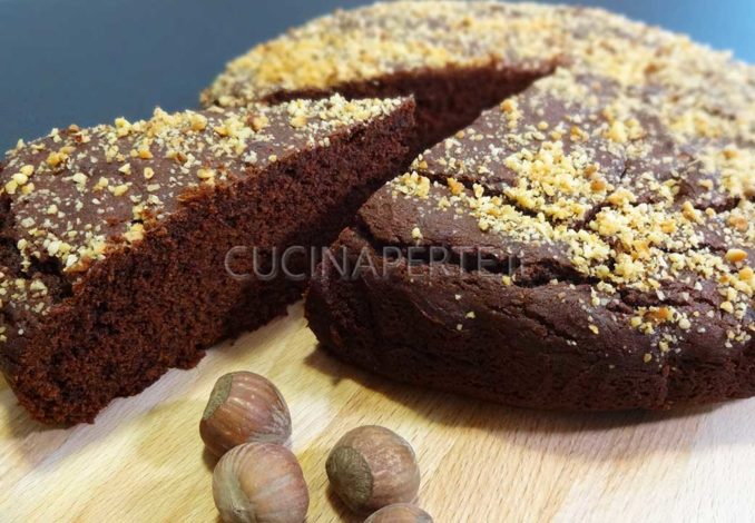 Torta castagne cioccolato e nocciole pronta