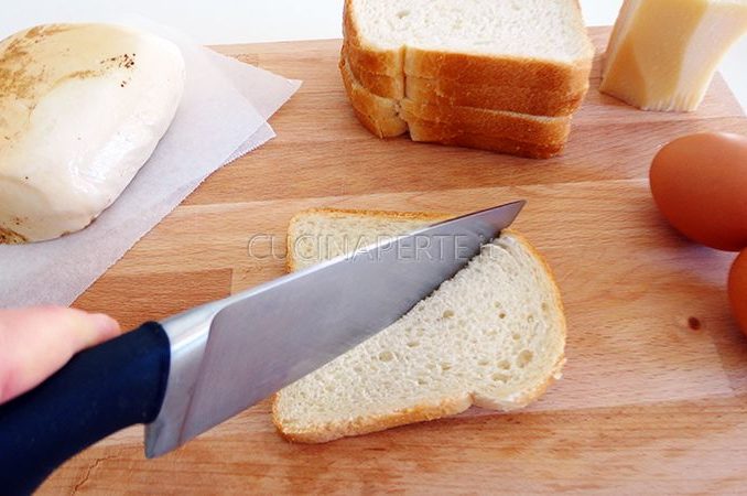 Tagliare le fette di pane
