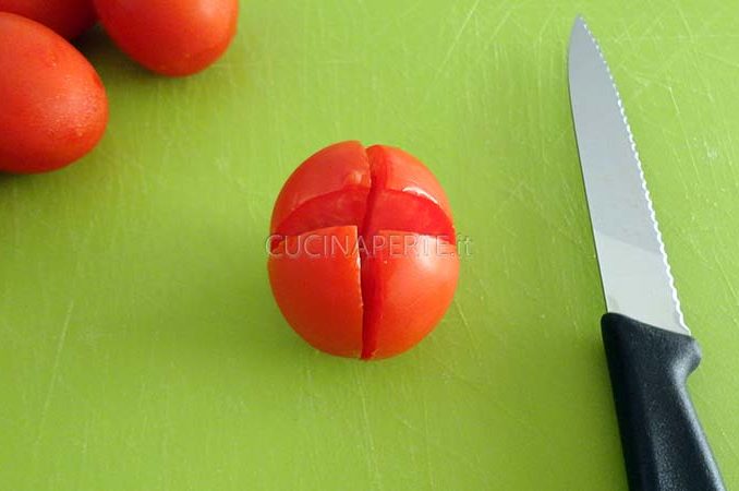 Tagliare pomodoro