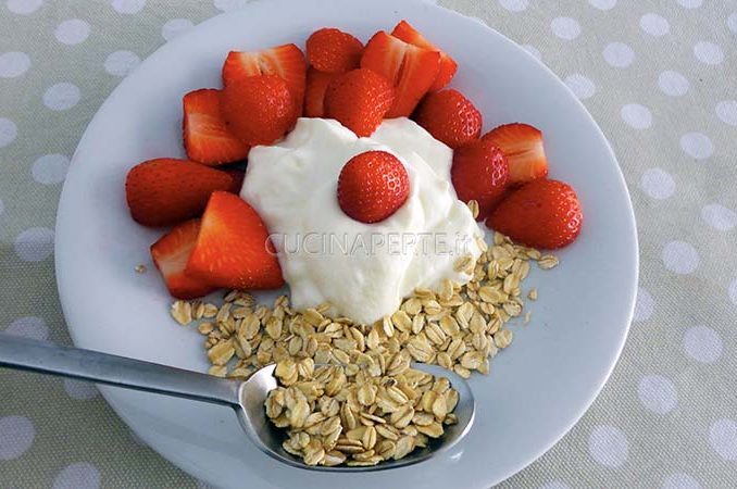 Fragole, yogurt e fiocchi d'avena