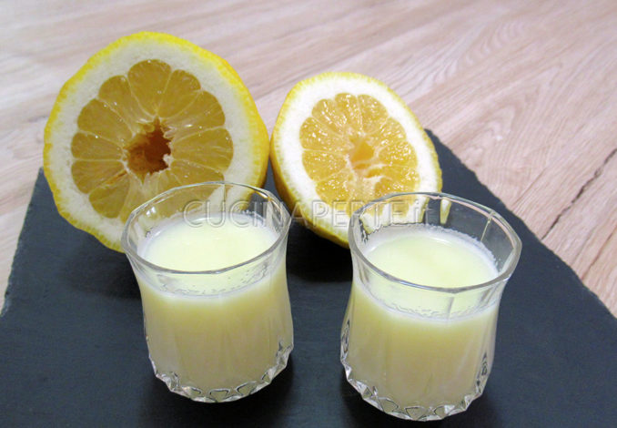 Crema di limoncello in bicchiere