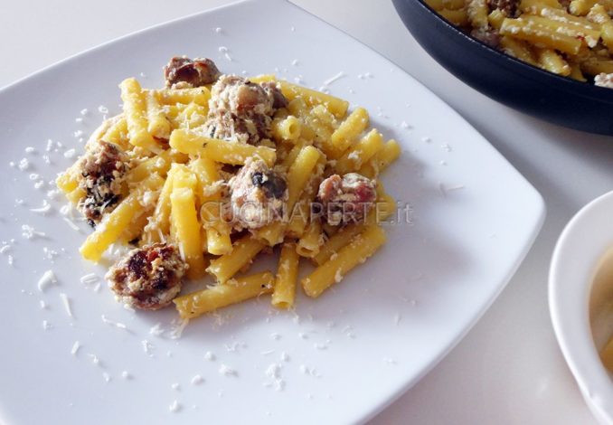 Mezzani tagliati salsiccia e ricotta piatto finito