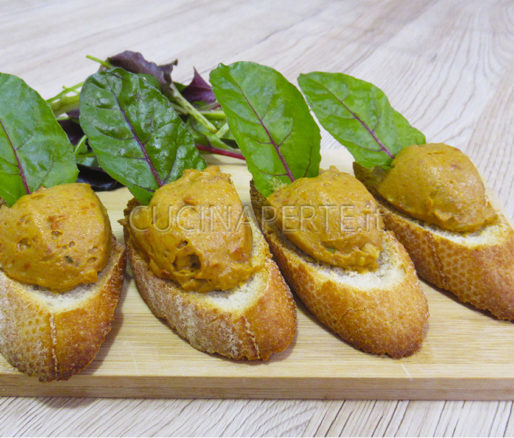 Crostini avocado e pomodori secchi