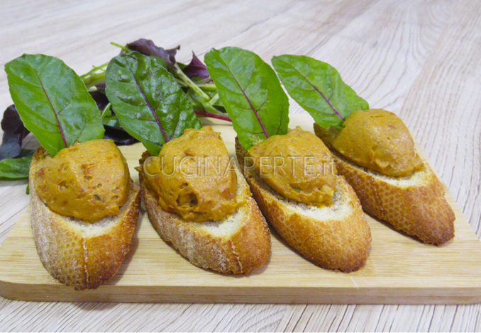 Crostini avocado e pomodori secchi