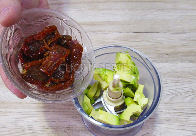 Pomodori secchi e avocado