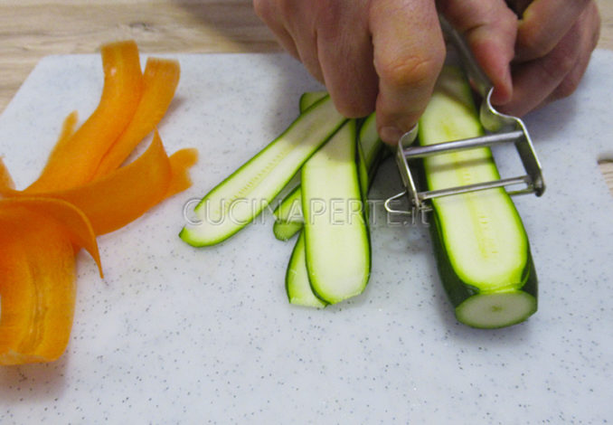 Tagliare zucchine e carote