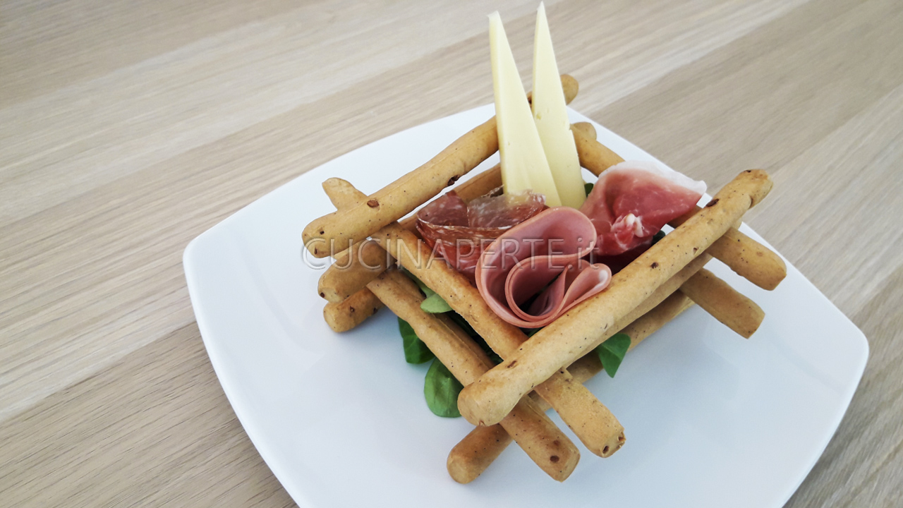 antipasti con salumi e formaggi