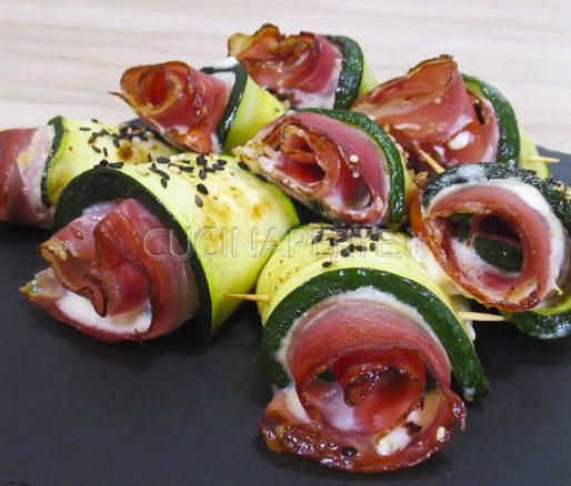 Involtini zucchine stracchino e speck