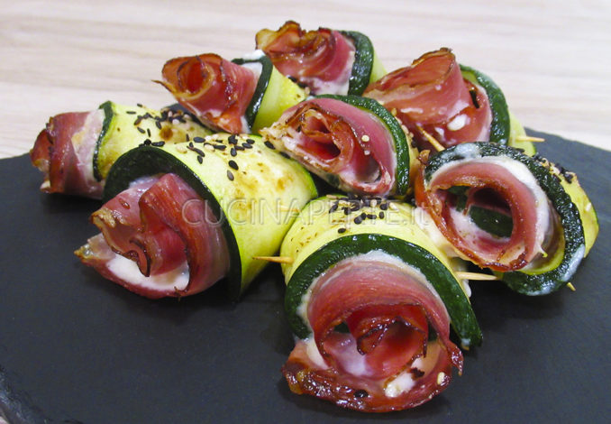 Involtini zucchine stracchino e speck